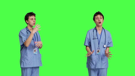 Gestresste,-Wütende-Krankenschwester-Schreit-Jemanden-Vor-Einem-Greenscreen-Hintergrund-An